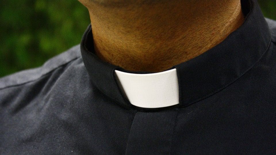 Bareggio, un asilo intitolato al vescovo che coprì un pedofilo. Il sindaco leghista: “Solo congetture”