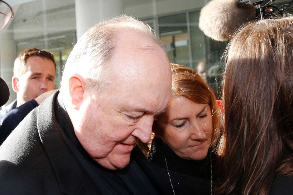 Gli avvocati dell’ex arcivescovo Philip Wilson affermano che obbligare un bambino a fare sesso non era una offesa al pudore negli anni ’70