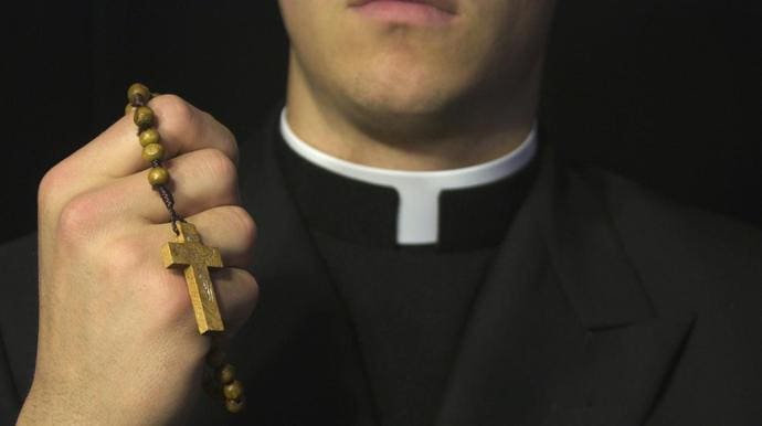 “Abominevoli gli abusi del prete”