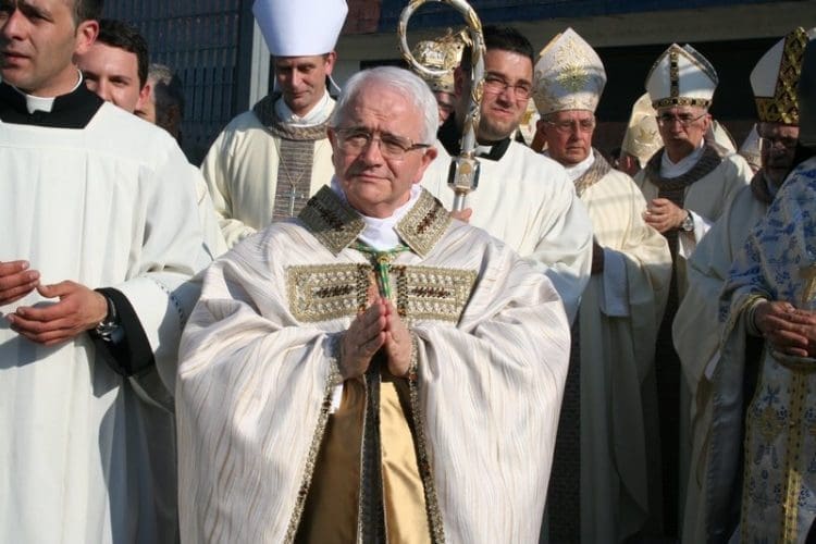 Morrovalle (MC). “Don Lino Pieragostini tocca le bimbe di 10 anni”, Accuse in rete: “Trasferito da Diocesi di Fermo; Genitori pagati per non denunciare”