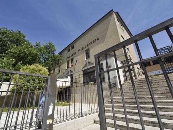 Minorenne molestata da un prete, il tribunale dispone una perizia