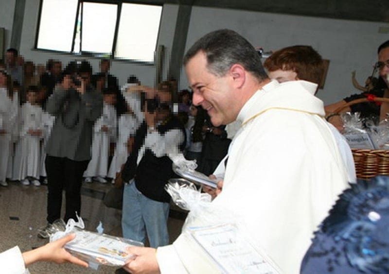 Don Luciano Massaferro dice messa a Borghetto: il sindaco chiama il vescovo e Rete L’Abuso annuncia istanza in Procura