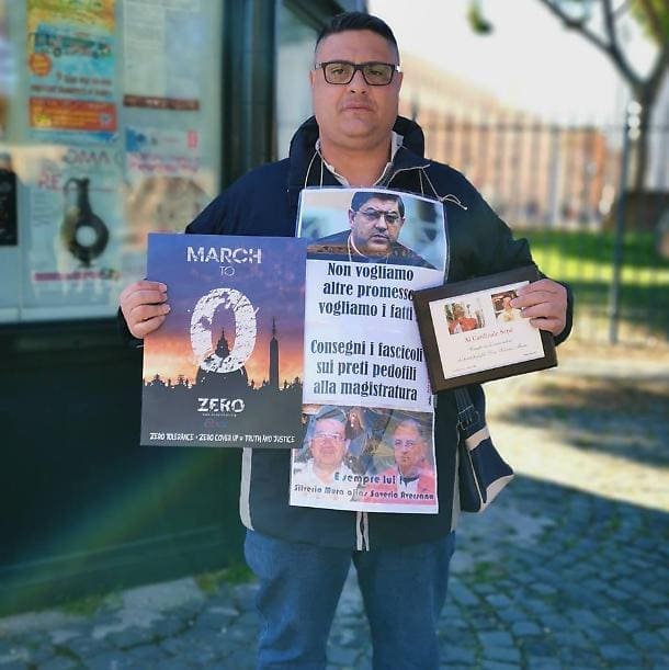 Vaticano, la protesta in piazza contro i preti pedofili: “Io vittima di abusi vi racconto il mio dramma”
