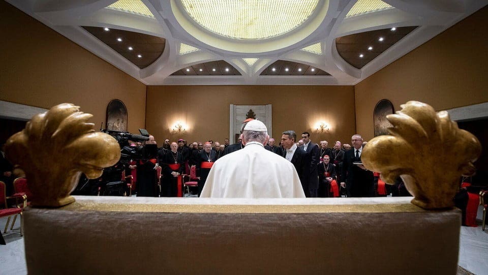 Vaticano, primo vertice della storia sulla pedofilia: “Serve impegno di tutti per guardare in faccia il mostro”