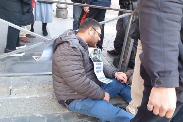 Abusi sessuali da un prete, vittima scortata in commissariato durante la protesta in Vaticano