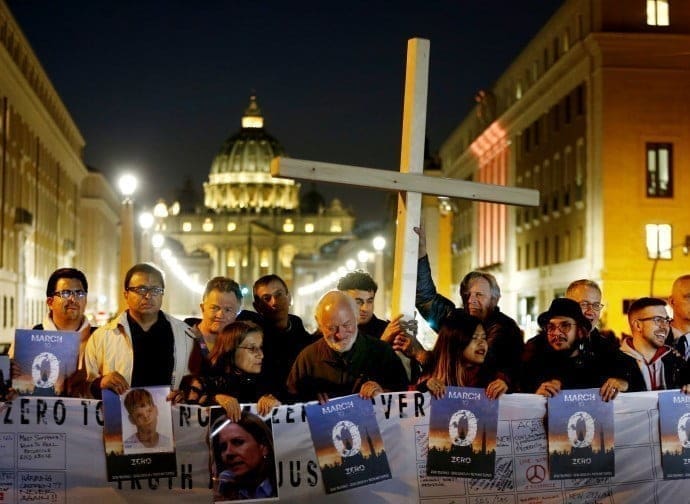 Pedofilia, vittime di abusi sfilano a San Pietro: “Solo parole, il Papa rimuova vescovi insabbiatori e denunci stupratori”
