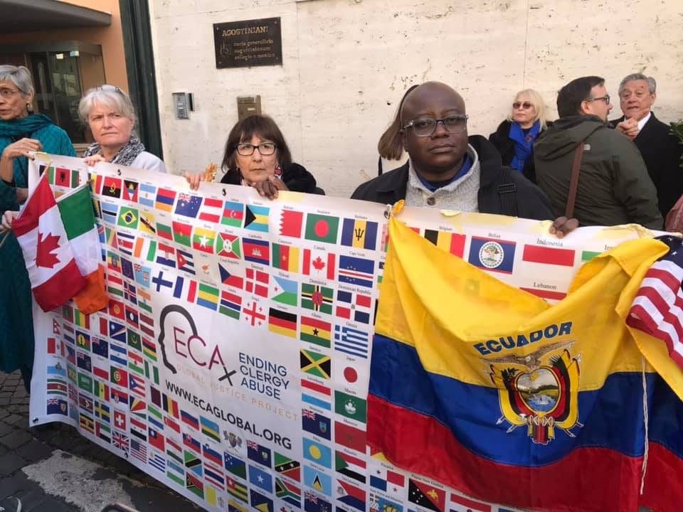 protesta fuori san pietro