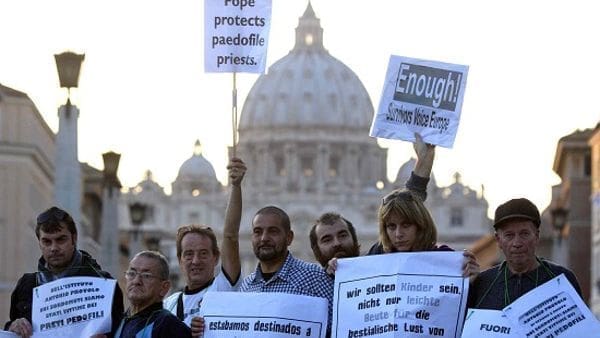 Pedofilia, alle vittime non bastano le parole del Papa: “La Chiesa non è vittima, ma carnefice”