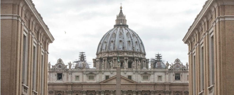 Pedofilia, in Vaticano le testimonianze degli abusati: “Assassini dell’anima”. La svolta del Papa, le resistenze nella Chiesa