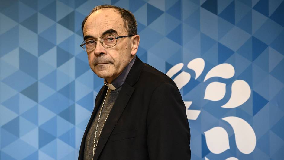 Papa Francesco non accetta le dimissioni del cardinale francese Barbarin, condannato per aver coperto la pedofilia