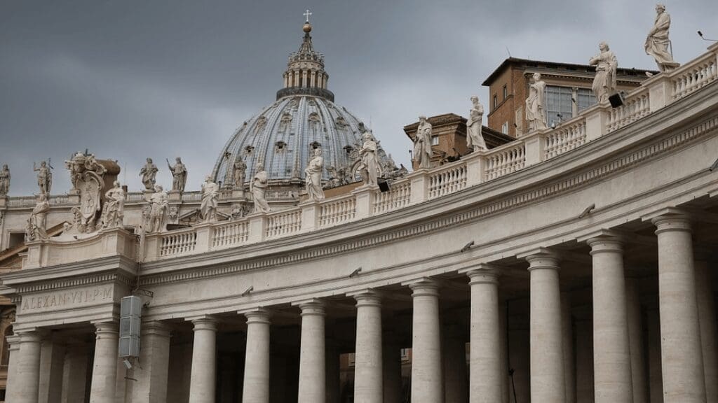 Il Papa vara norme anti-abusi per lo Stato vaticano e la Curia