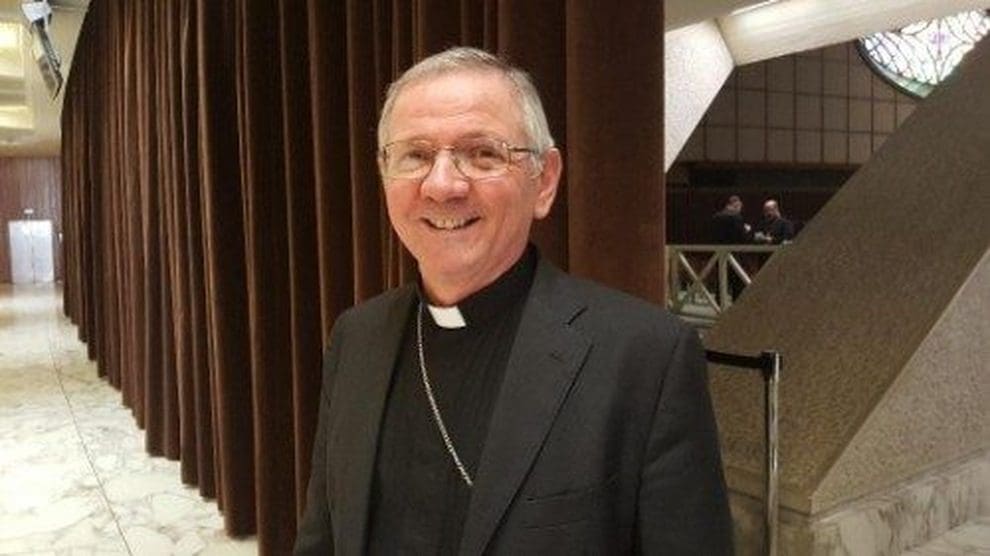Fedeli sconvolti, il vescovo buonista ha reintegrato il prete delle orge in canonica
