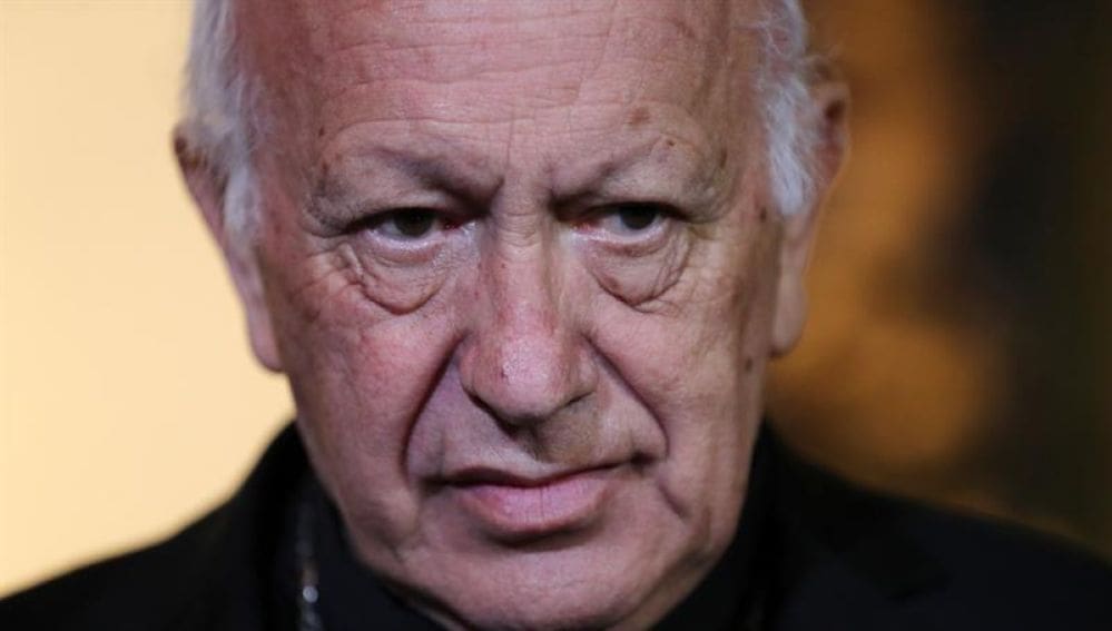 Pedofilia, si dimette l’arcivescovo di Santiago del Cile. Andrà a processo per l’occultamento di tre abusi