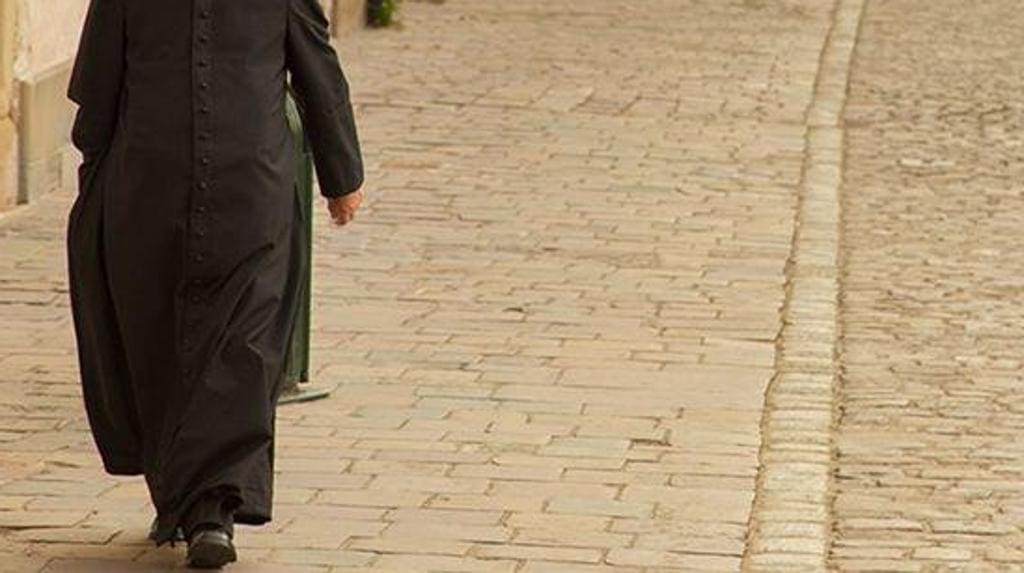 Preti con figli, il cardinale Stella: lascino il loro stato per il bene dei bambini