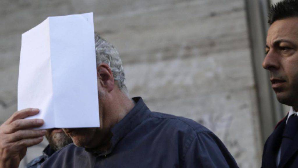 Don Paolo, in auto con una bambina: “Prendeva lei l’iniziativa”