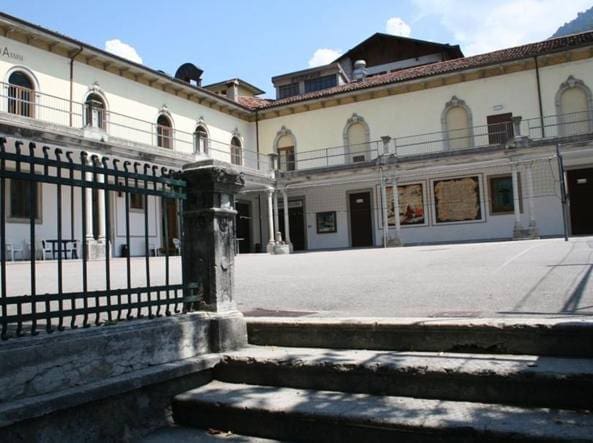 Serina, prete condannato per molestie. Ma il paese è con lui: mille firme per don Marco