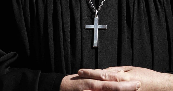 Prete salentino accusato di pedofilia, la confessione shock: “L’ho fatto perché ti volevo bene”