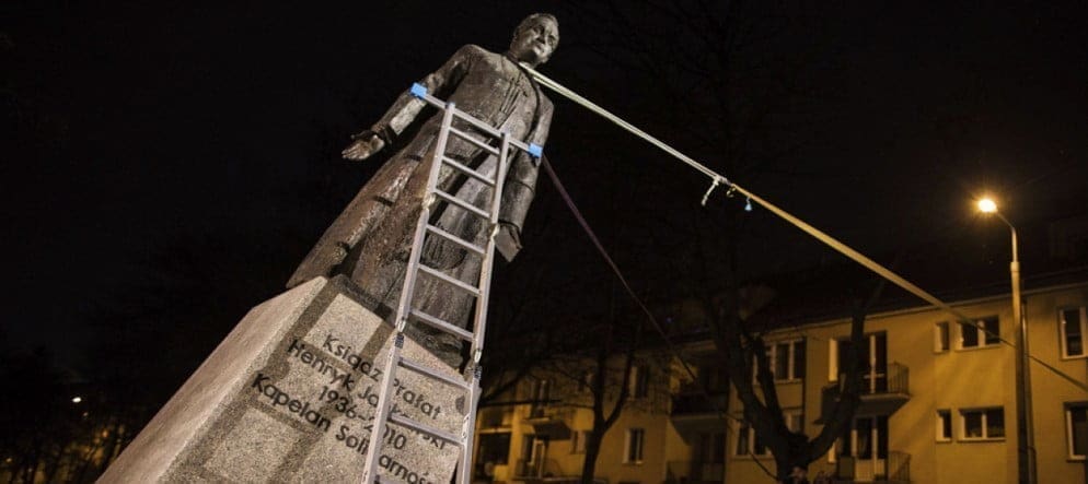 l definitivamente rimossa la statua del prete accusato di pedofilia g96p