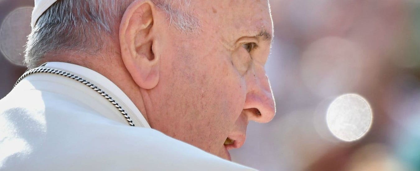 Pedofilia, paese del Bergamasco raccoglie firme per il sacerdote condannato. La vittima scrive al Papa: “Io contro tutti”