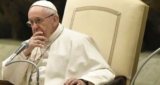 Bergoglio è triste, è amareggiato, ma perché non reagisce?
