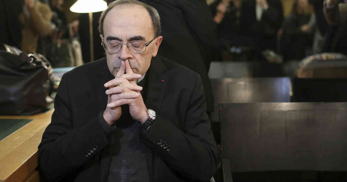 Coprì abusi sui minori, la Chiesa di Lione lo scarica: “Via il cardinale Barbarin”
