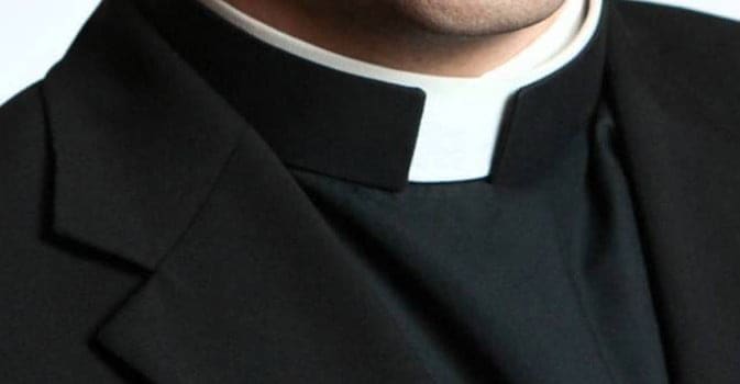 Esistenza devastata da un orco, ora cerca altre vittime del prete pedofilo