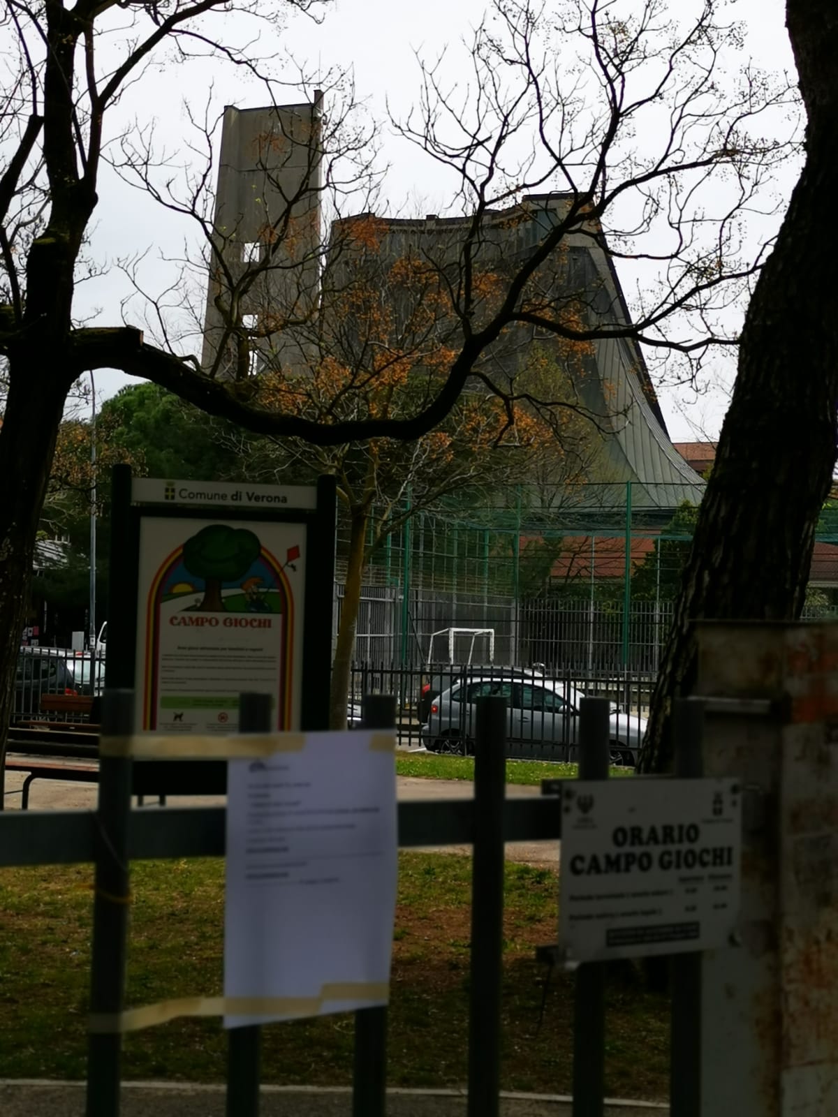 VERONA PRETE PEDOFILO: Vittima denuncia abusi al vescovo di Verona Giuseppe Zenti, ma lui neppure gli risponde. Nel frattempo, qualcuno fa un blitz di volantini in parrocchia