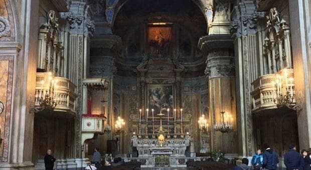 Violenza sessuale in chiesa su una bimba di 9 anni durante la messa: 81enne indagato