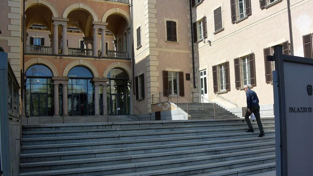 Novara, violenza sessuale su tre giovani: prete condannato a quattro anni