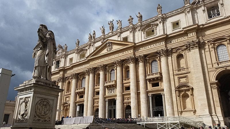 Preti pedofili. Il Vaticano li cerca tra i gay, …non certo per mandarli in galera…