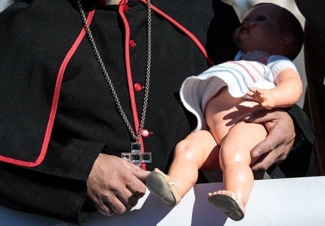 Bimbi sordi abusati da preti pedofili: si riscoperchia lo scandalo insabbiato in Italia