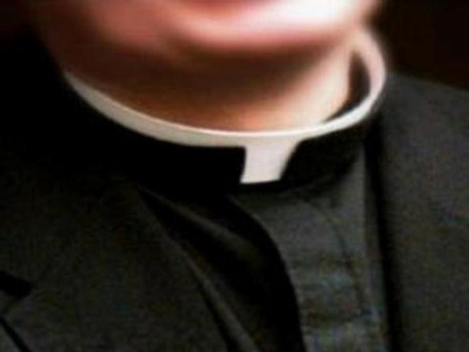 Il solito prete pedofilo nel cuore della Sicilia dove nessuno ha visto niente