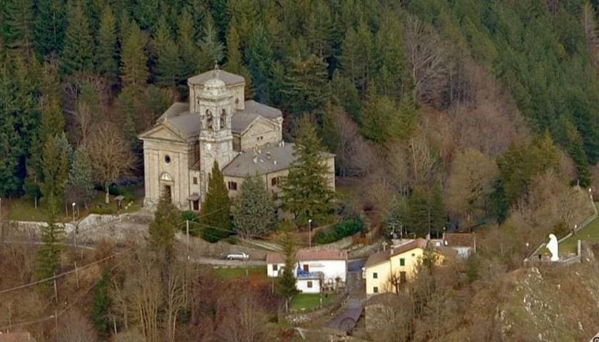 Il prete sotto inchiesta per abusi si autosospende dalla parrocchia