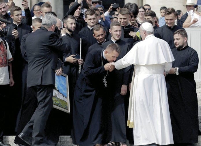 Il papa salva il suo ambasciatore in Cile dallo scandalo degli abusi