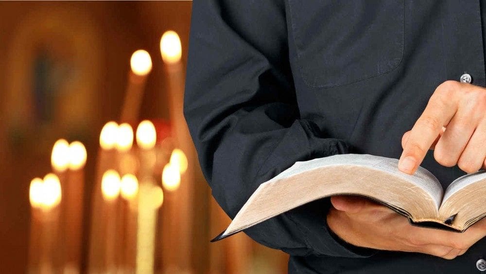 Caltanissetta, sorpreso a spiare lo spogliatoio delle ragazze: era un parroco