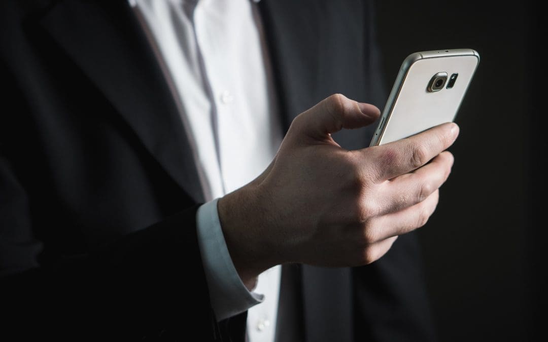 Padova: prete posta foto porno sulla chat dei cresimandi. La Diocesi lo rimuove