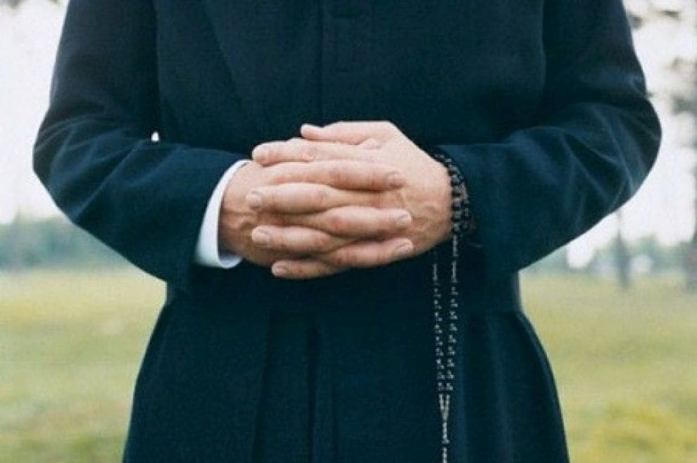 Libero il prete accusato di pedofilia. Per lui campane a festa