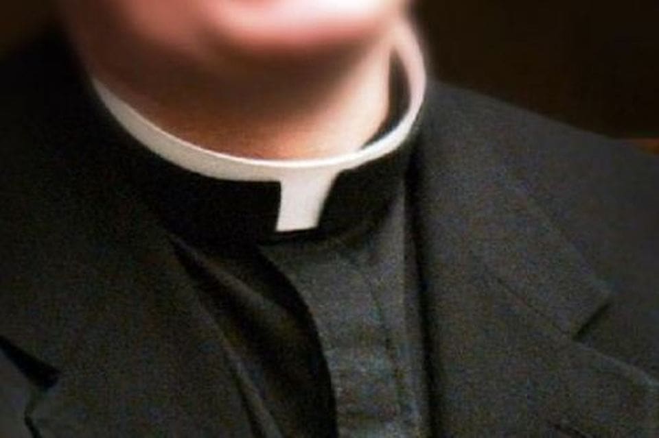 Un prete è stato arrestato e poi scarcerato dopo aver molestato una ragazza