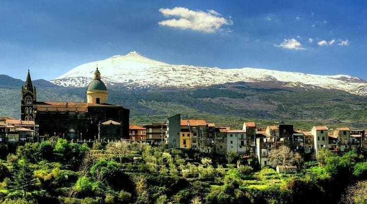 Randazzo scende in piazza per padre Enzo Calà. Fiaccolata in sostegno del prete pedofilo
