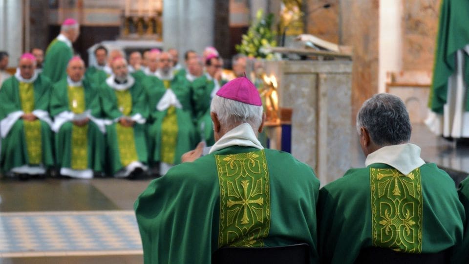 I vescovi votano “somma forfettaria” per le vittime di preti pedofili