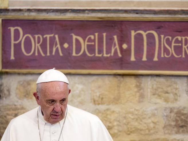 Preti pedofili, il Papa cancella il segreto pontificio sui processi