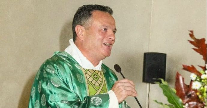 Padova, sacerdote cacciato: non ha rispettato celibato. Lui: “Faccio l’elenco dei preti pedofili, gay o che hanno fatto abortire le loro donne”