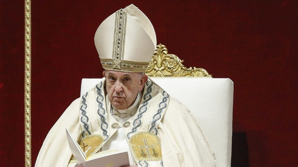 Papa Francesco “spreta” il parroco che aveva abusato di una bimba a Prato: sorpreso in auto con la vittima