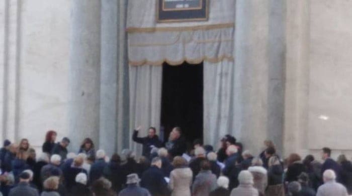 Mentre le Istituzioni italiane omettono di intervenire per non disturbare la chiesa, a Legnano….