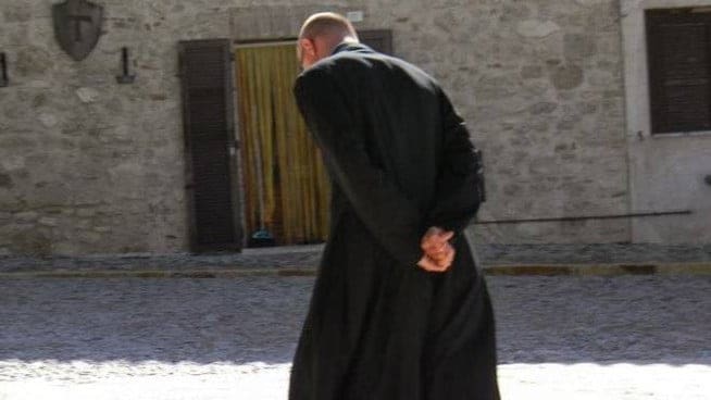 Ex prete passa una notte con due minori. Indagato per istigazione alla prostituzione