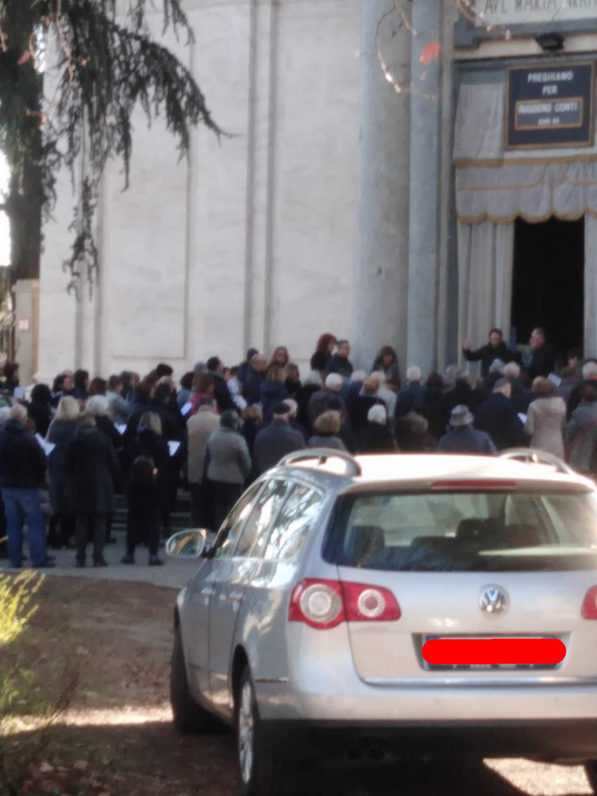 Legnano, folla al funerale del prete condannato: scatta la denuncia