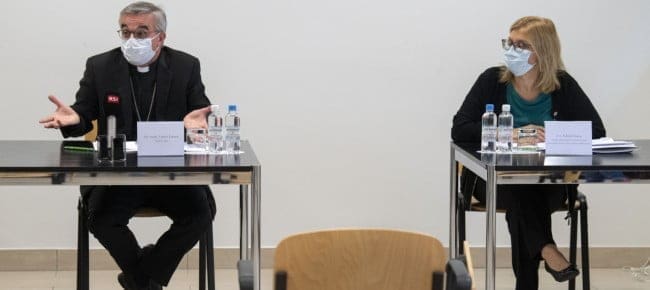 Un sacerdote arrestato ieri per abusi. Il comunicato della Procura. La conferenza stampa del Vescovo