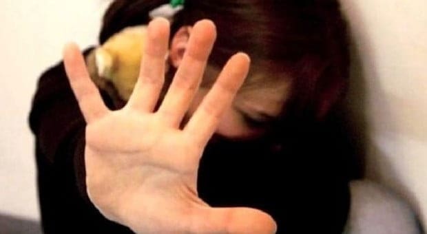 «Molestie a scuola su nove ragazze»: prete a processo