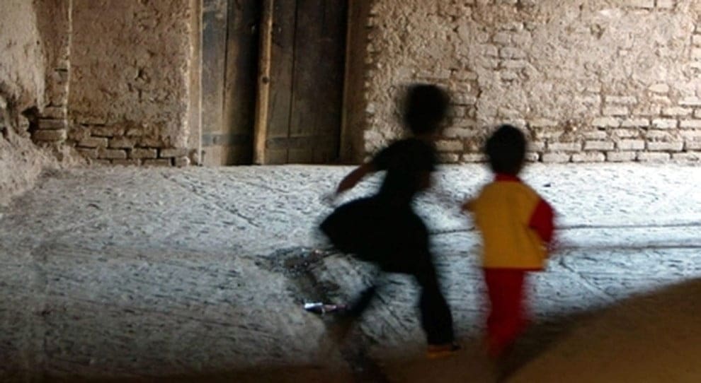 IL POPOLO DELLA SANITA’ DIFENDE IL SUO PARROCO ‘IL RAGAZZO E’ UN INFAME