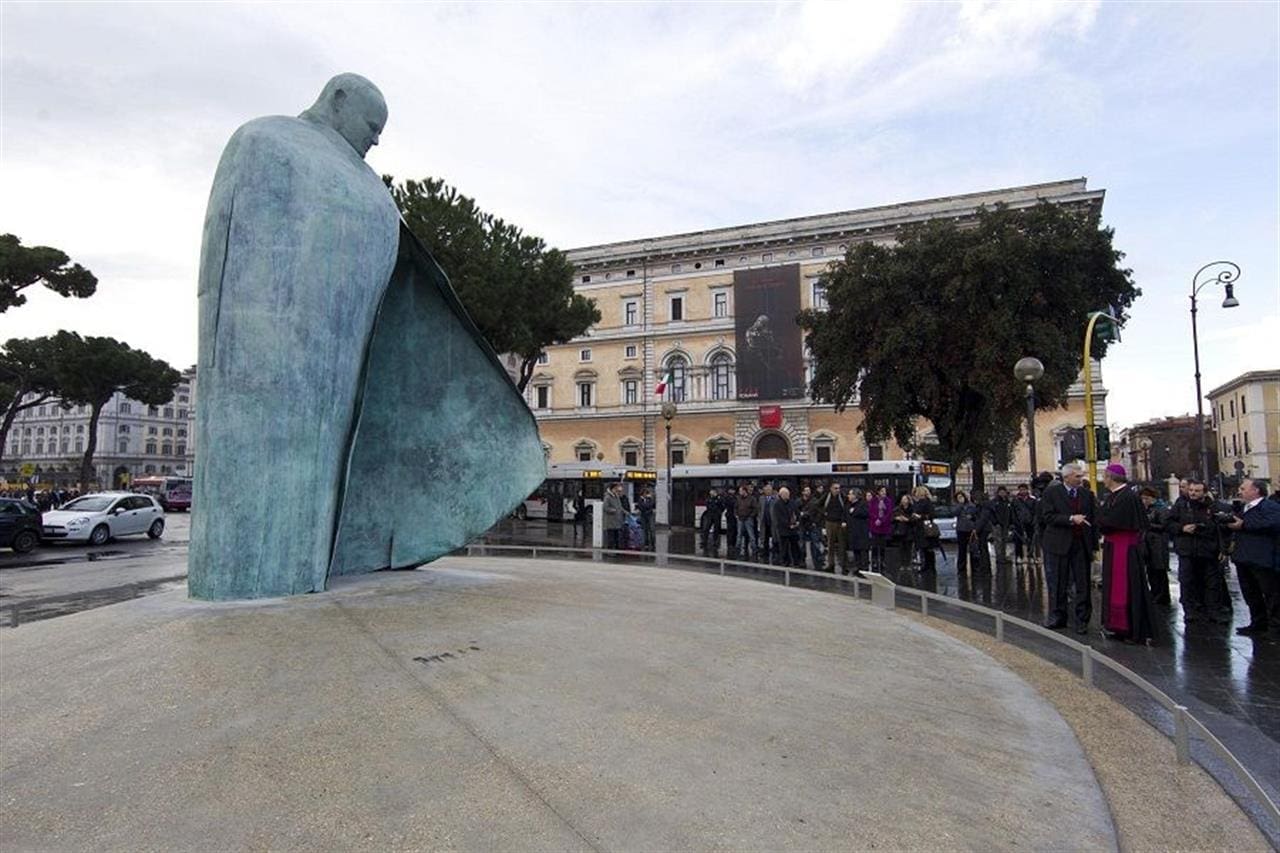 Statue indegne? Non siamo ipocriti parliamo anche di quella del Santo protettore dei preti pedofili